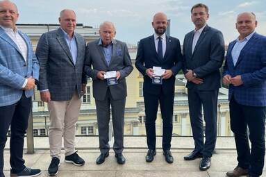 Władze Wrocławia wyróżnione medalem za wybitne zasługi w rozwoju piłki siatkowej